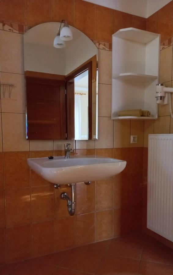 Nefelejcs Fagyizo Es Apartmanhaz Kistolmacs Ngoại thất bức ảnh