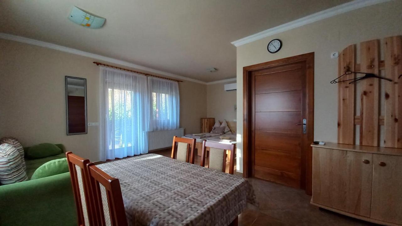 Nefelejcs Fagyizo Es Apartmanhaz Kistolmacs Ngoại thất bức ảnh