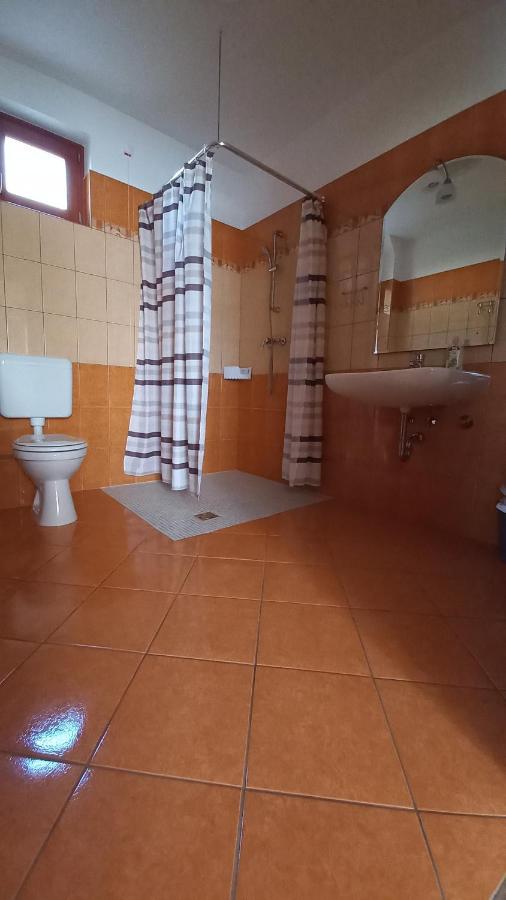 Nefelejcs Fagyizo Es Apartmanhaz Kistolmacs Ngoại thất bức ảnh