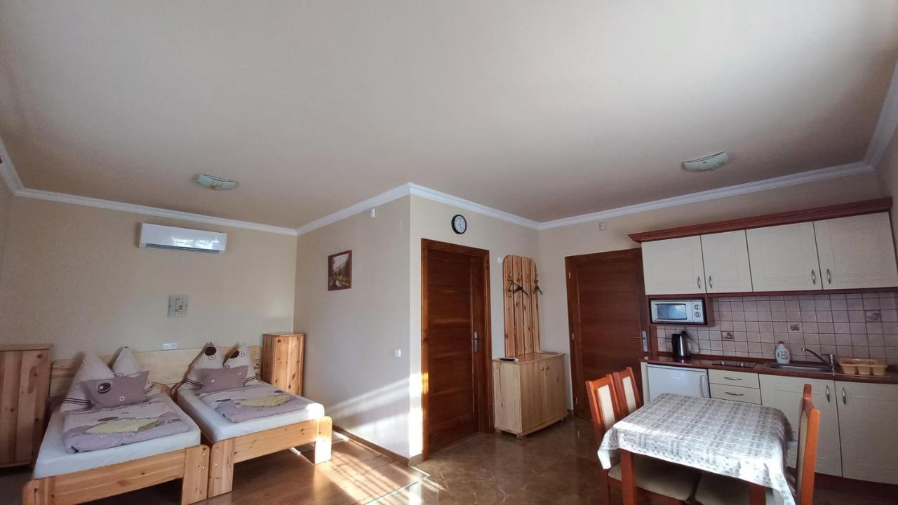 Nefelejcs Fagyizo Es Apartmanhaz Kistolmacs Ngoại thất bức ảnh