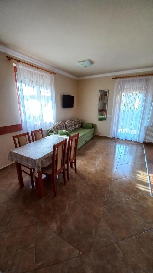 Nefelejcs Fagyizo Es Apartmanhaz Kistolmacs Ngoại thất bức ảnh