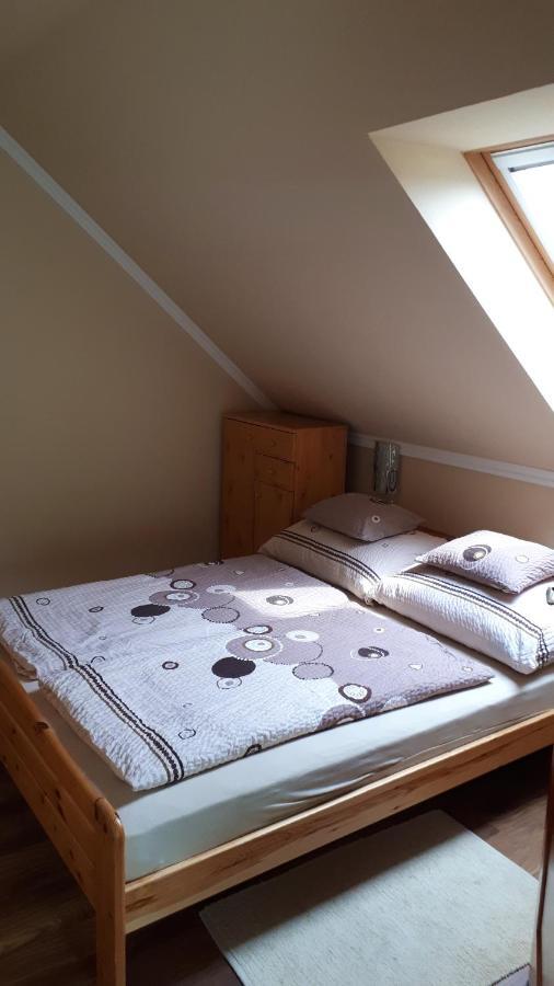 Nefelejcs Fagyizo Es Apartmanhaz Kistolmacs Ngoại thất bức ảnh