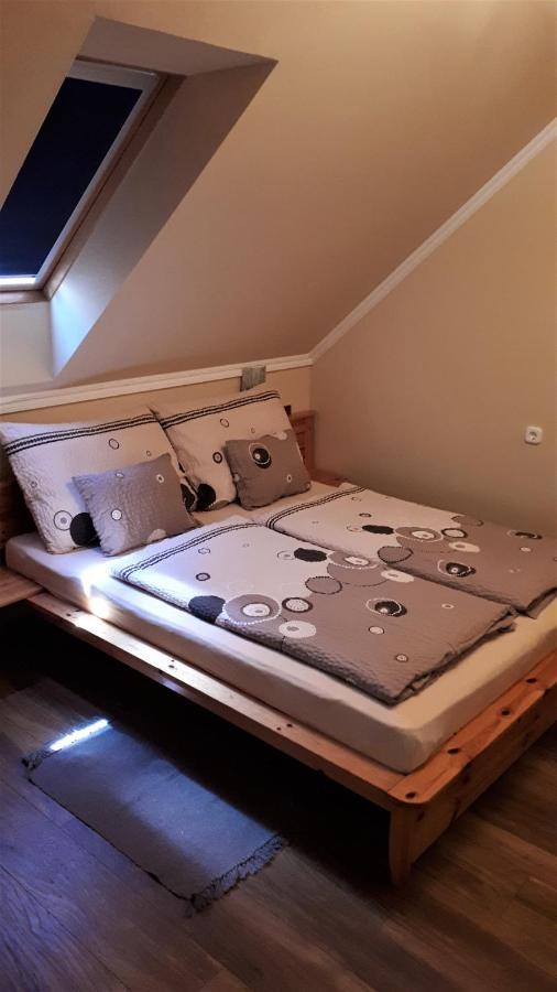 Nefelejcs Fagyizo Es Apartmanhaz Kistolmacs Ngoại thất bức ảnh