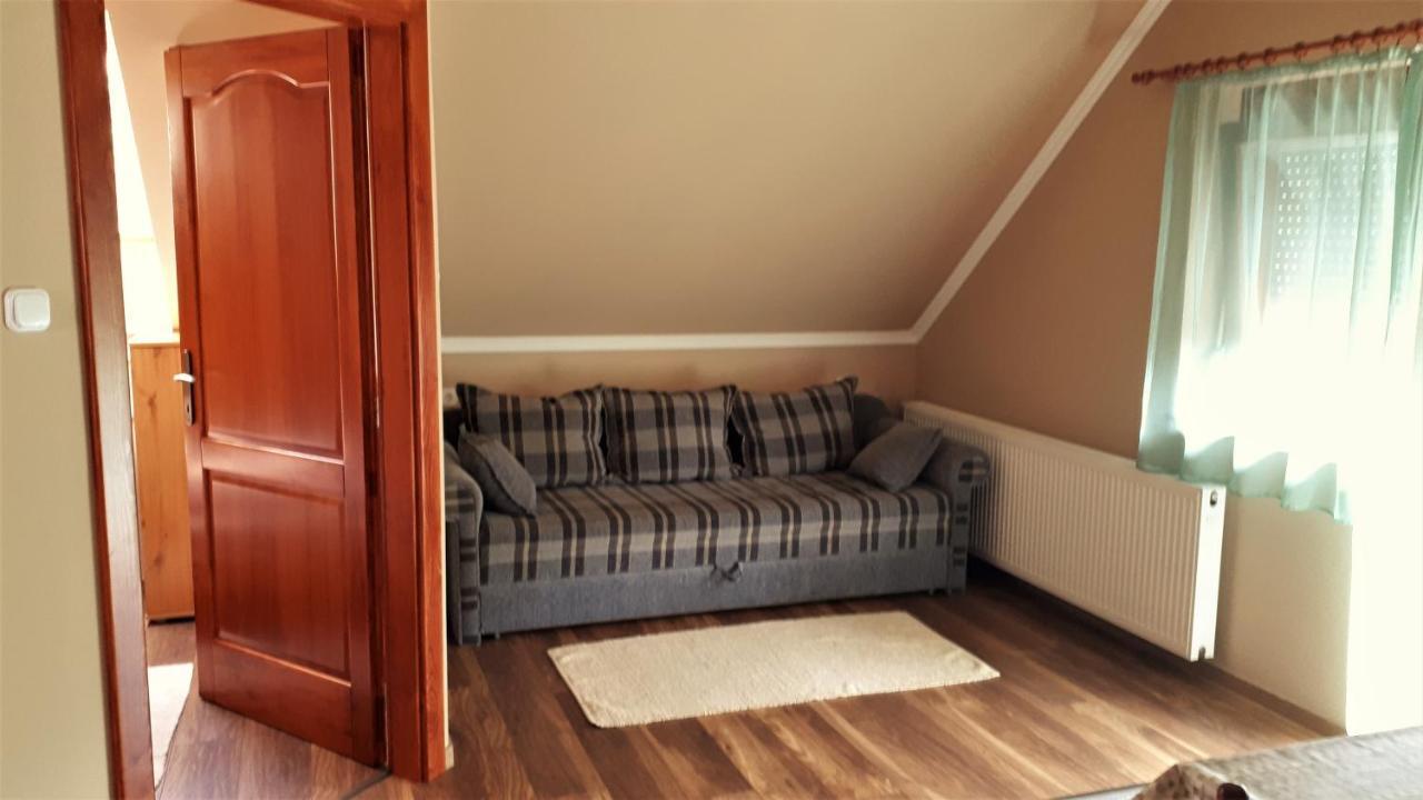 Nefelejcs Fagyizo Es Apartmanhaz Kistolmacs Ngoại thất bức ảnh