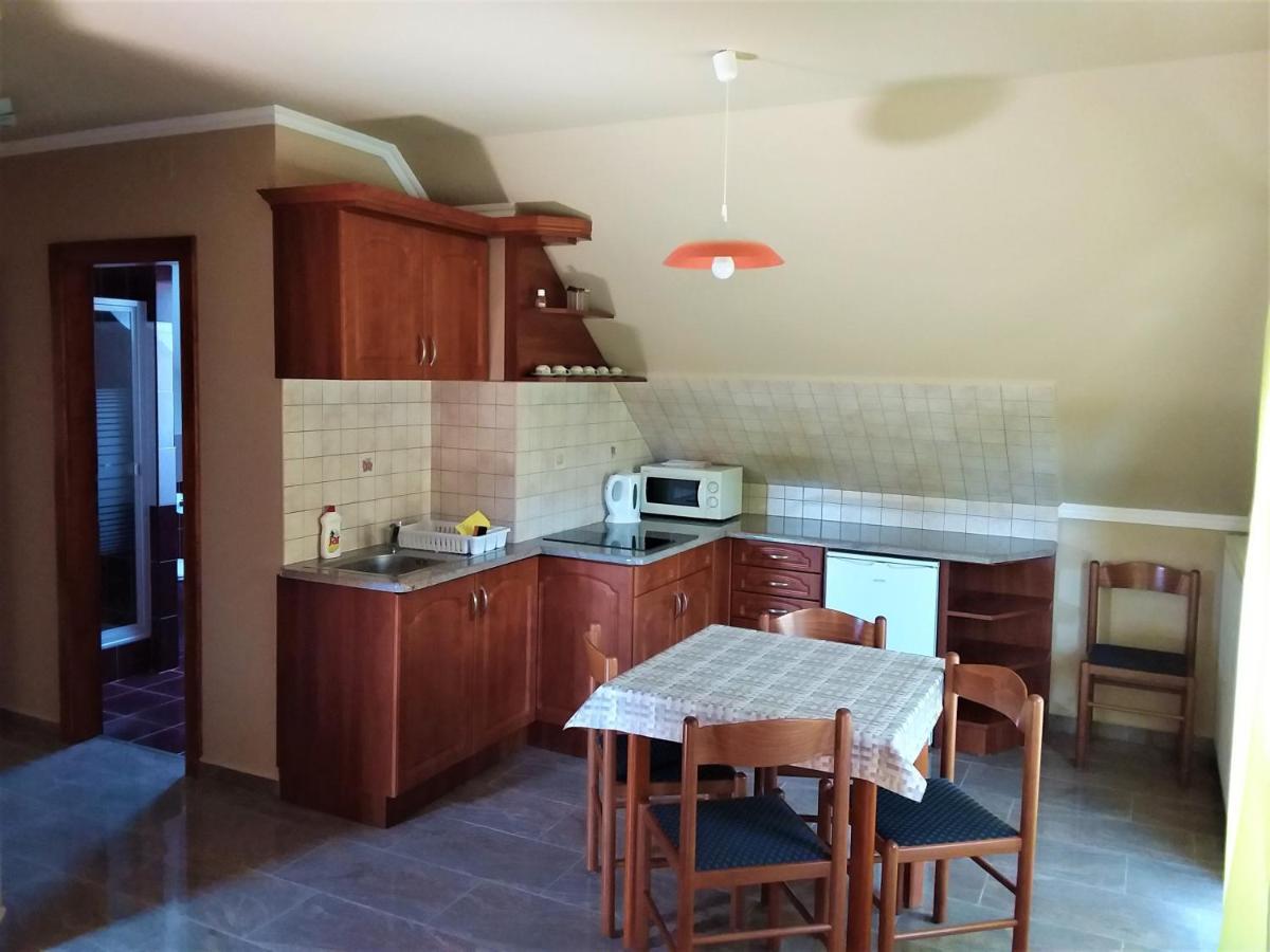 Nefelejcs Fagyizo Es Apartmanhaz Kistolmacs Ngoại thất bức ảnh