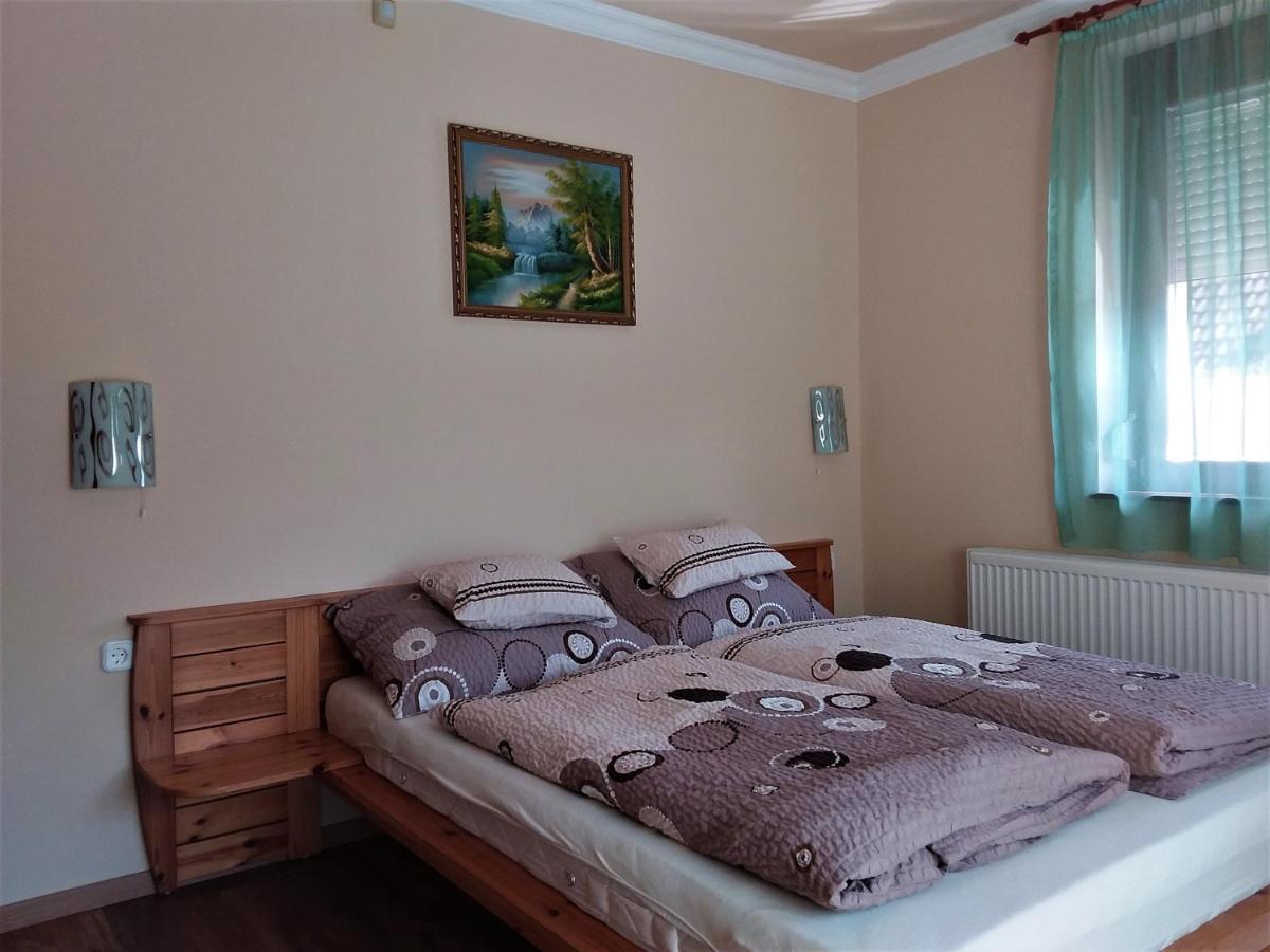 Nefelejcs Fagyizo Es Apartmanhaz Kistolmacs Ngoại thất bức ảnh