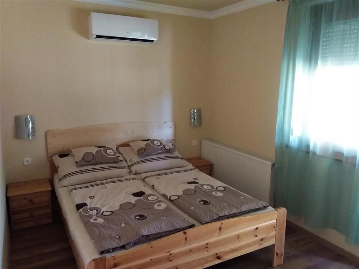Nefelejcs Fagyizo Es Apartmanhaz Kistolmacs Ngoại thất bức ảnh
