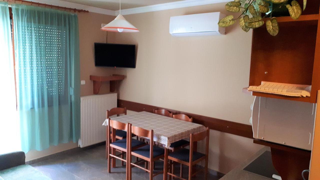Nefelejcs Fagyizo Es Apartmanhaz Kistolmacs Ngoại thất bức ảnh