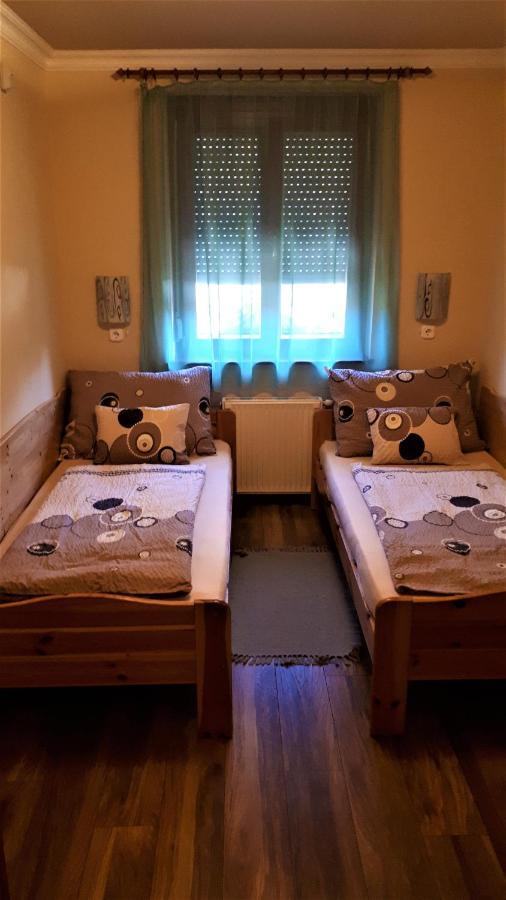 Nefelejcs Fagyizo Es Apartmanhaz Kistolmacs Ngoại thất bức ảnh