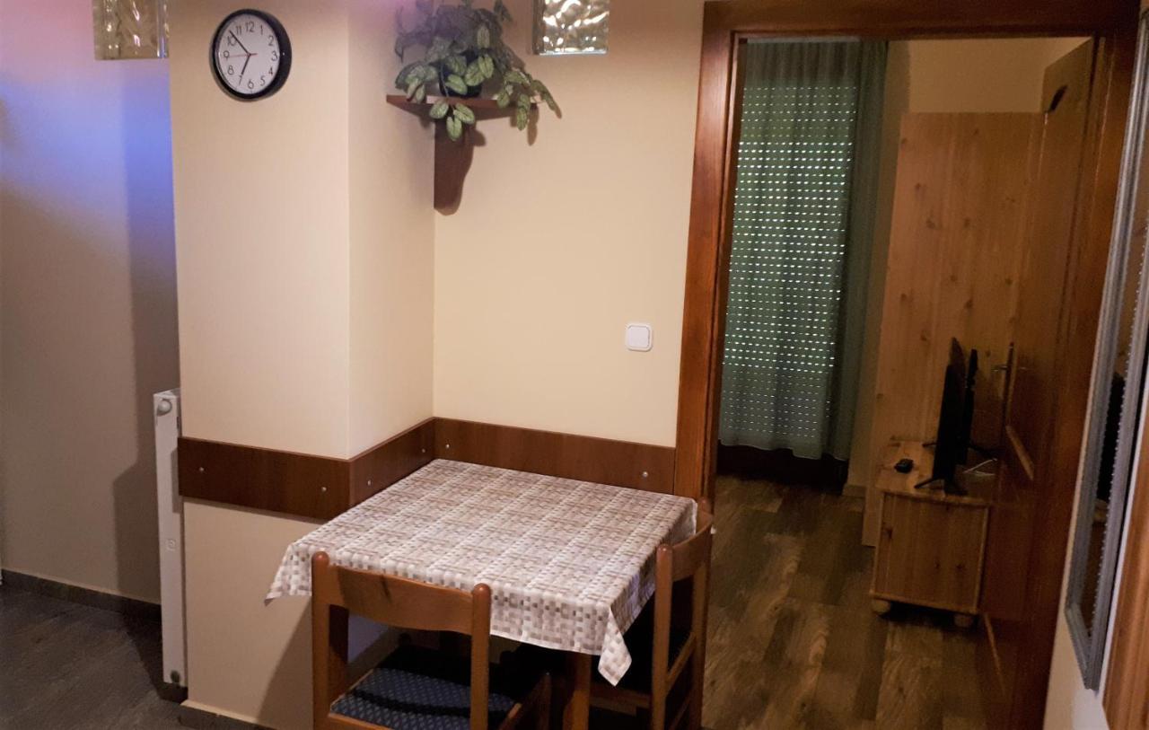 Nefelejcs Fagyizo Es Apartmanhaz Kistolmacs Ngoại thất bức ảnh
