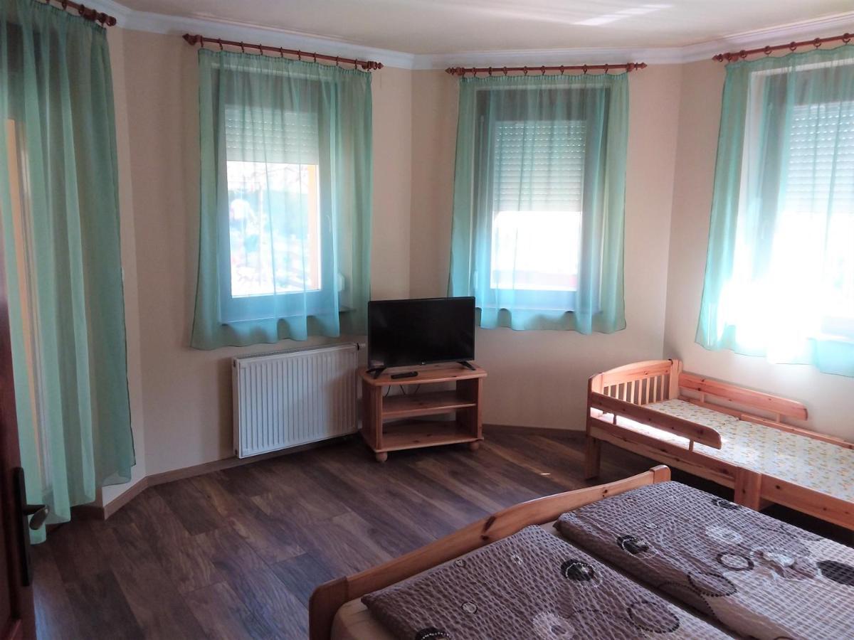 Nefelejcs Fagyizo Es Apartmanhaz Kistolmacs Ngoại thất bức ảnh