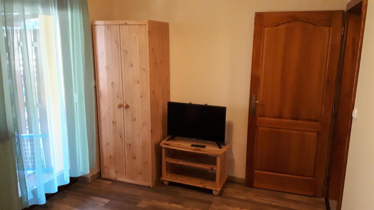 Nefelejcs Fagyizo Es Apartmanhaz Kistolmacs Ngoại thất bức ảnh