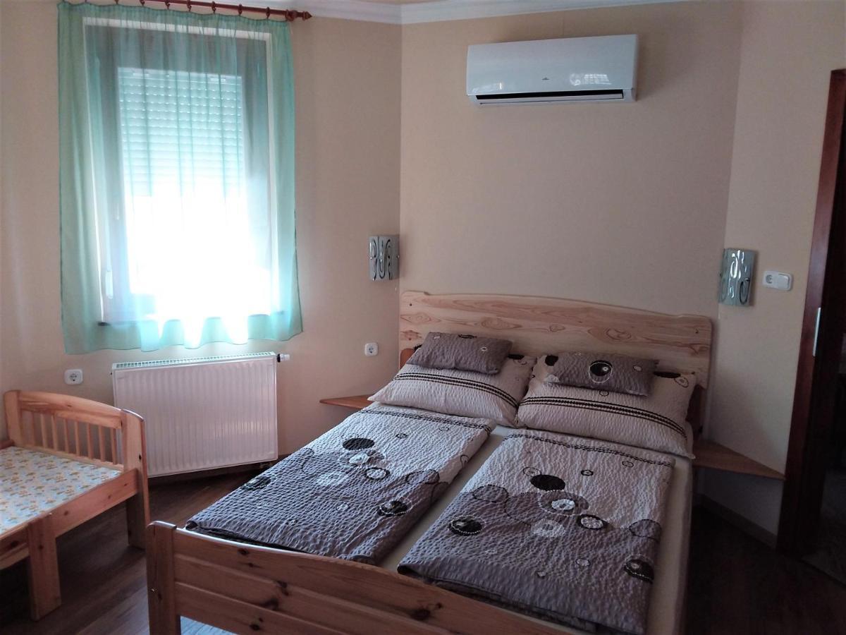 Nefelejcs Fagyizo Es Apartmanhaz Kistolmacs Ngoại thất bức ảnh